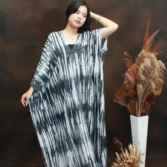 0123/ Black and White Long Kaftan - Picture 6 of 11